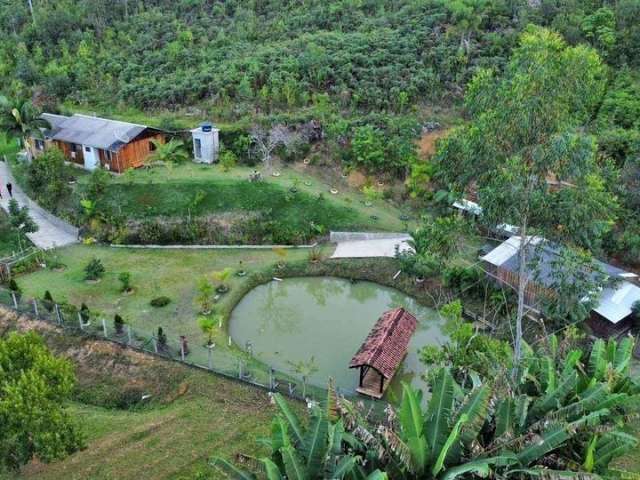 Chácara em Meio a Natureza com Lagoa e Terreno de 2.450m².