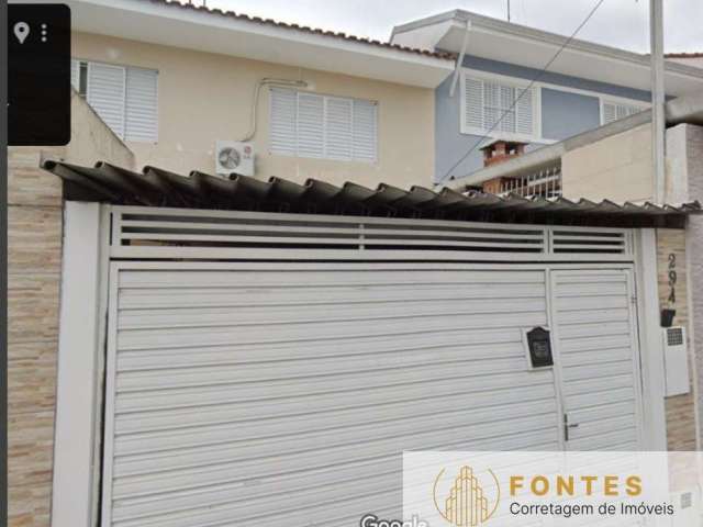 sobrado com 2 quartos sala cozinha 2 banheiros área churrasqueira e lavanderia ar condicionado em um quarto, garagem coberta para 2 carros. Pronto pa