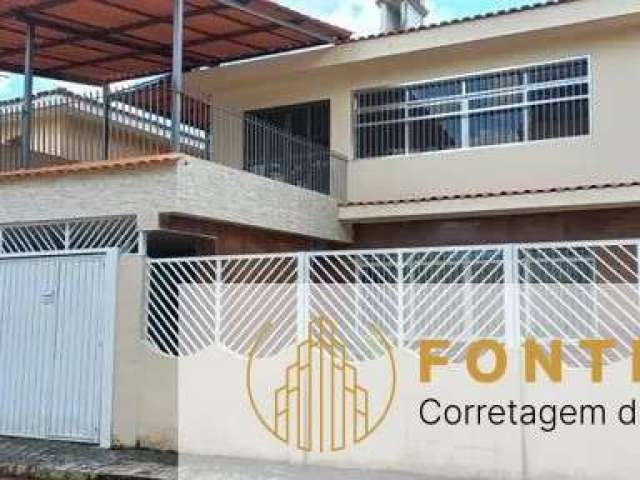 Sobrado  em um grande terreno zona n espaçosa com sala, corredor, 3 quartos, sendo uma suíte, quintal, 3 vagas de garagem cobertas e varanda. ÁREA D