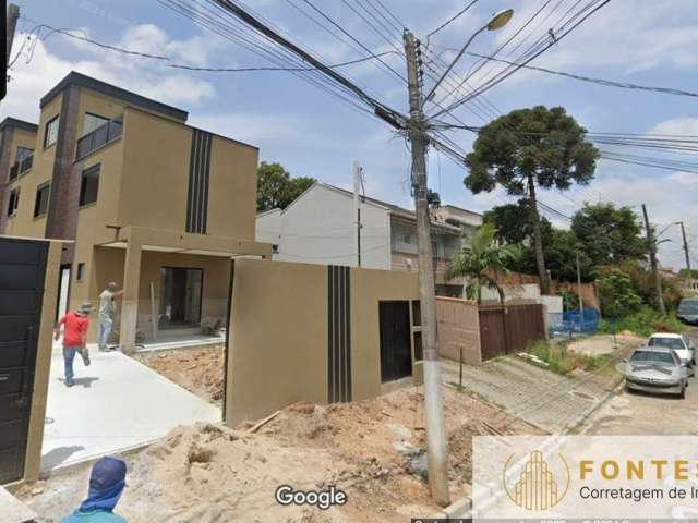 Imperdível oportunidade de adquirir uma casa residencial com 149m² de área construída em Uberaba, Curitiba. Este imóvel conta com 4 dormitórios, sendo