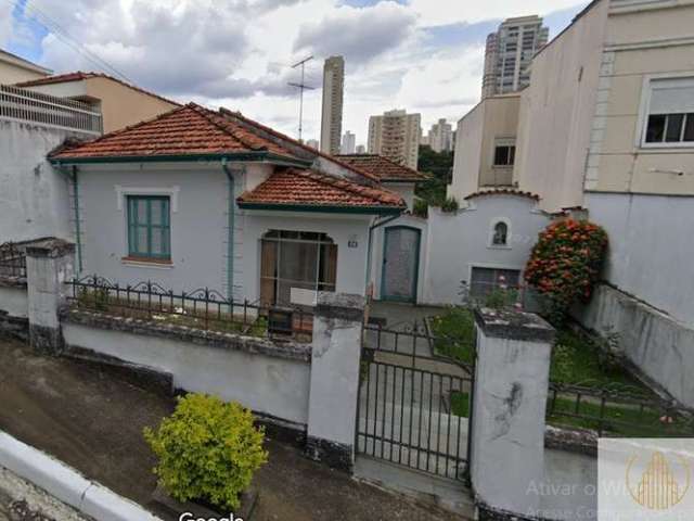 Venha se encantar com esta maravilhosa casa no Alto de Santana! Com 2 quartos em ótimo estado de conservação, em um terreno amplo de 11 metros de fren