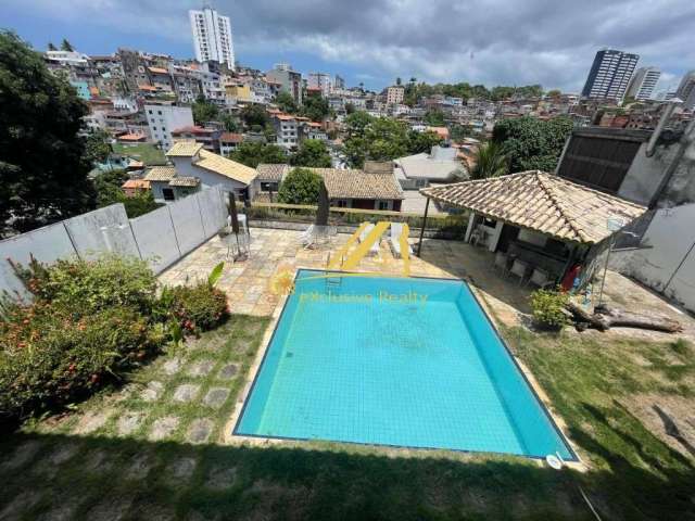 Casa super espaçosa e confortável no Condomínio fechado, Quinta do Candeal. 4 suítes com piscina, churrasqueira e bastante espaço com jardim.