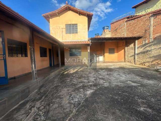 Lote de 200 m² com casa em excelente localização no Bairro pedra Azul