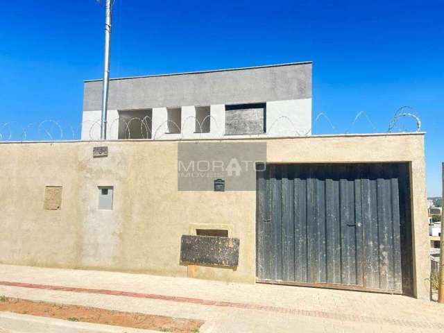 Oportunidade!!!Casa de 03 quartos com suíte , 02 vagas e amplo espaço externo no Xangri-lá