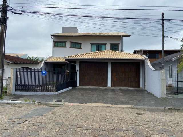 Casa semi-mobiliada com 4 dormitórios à venda