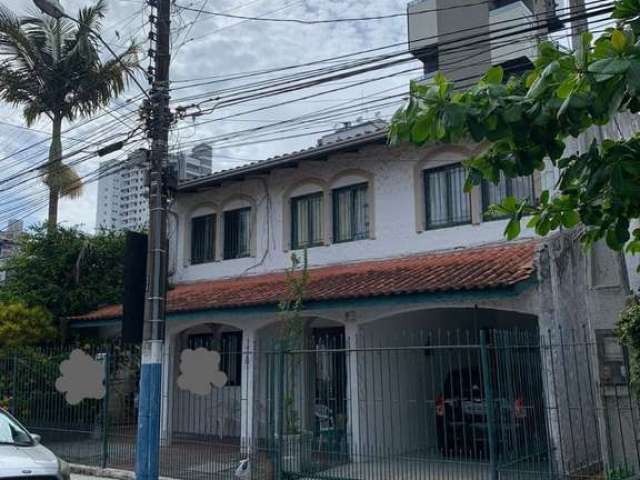 Casa duplex semi-mobiliada com 05 dormitórios no centro de Balneário Camboriú à venda!