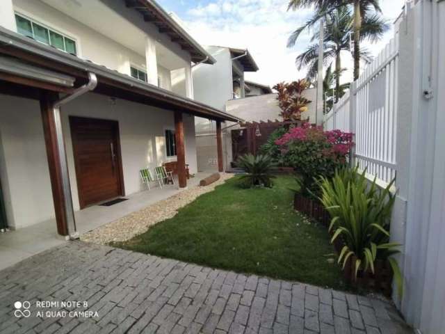 Casa a venda com, 04 quartos  a 1,5km do centro, Balneário Camboriú, SC