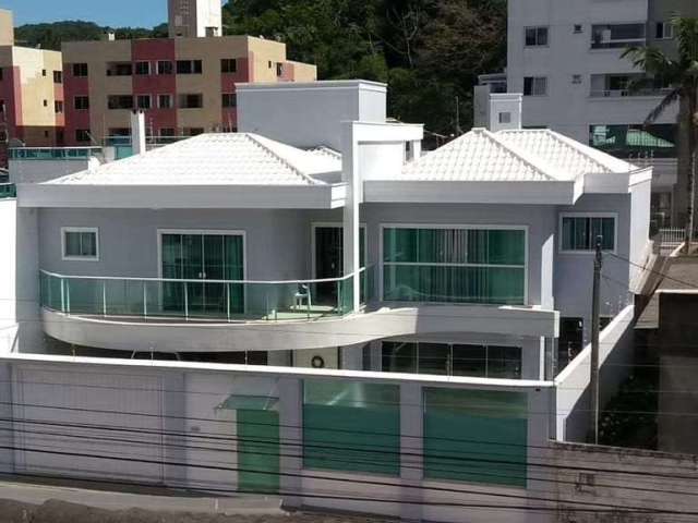 Casa à venda 2 andares com piscina e elevador, 3 vagas de garagem, Nações, Balneário Camboriú, SC