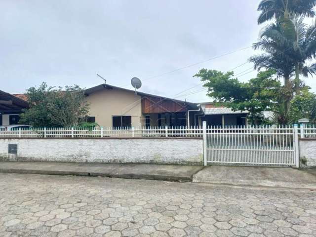 Casa, 04 dormitórios, com amplo terreno, 1km da praia, no gravatá, navegantes!