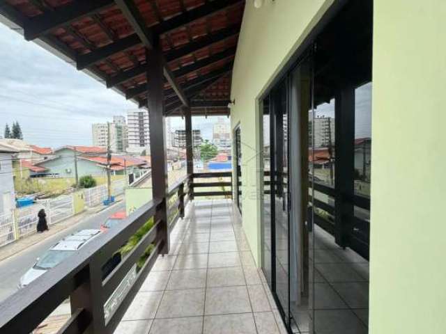 Casa belíssima, 04 dormitórios, 250m da praia, no centro, navegantes!