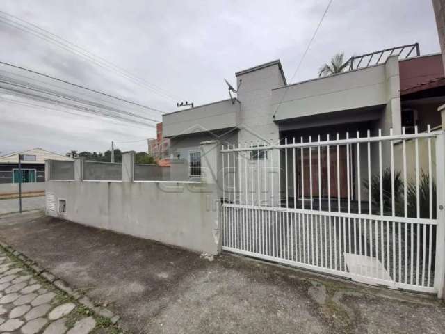 Casa geminada 02 domirtórios para alugar, r$ 1.800,00 bairro gravatá em navegantes