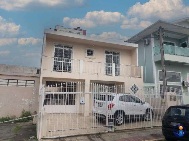 Casa à venda bem localizada em Florianópolis, bairro Estreito, 5 quartos com garagem para até 4 veículos.