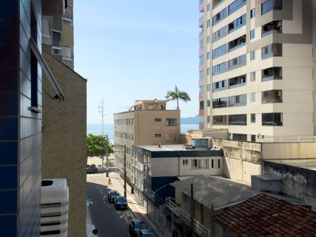 Apartamento diferenciado mobiliado! 3 quartos (1 suíte) e 1 vaga! Quadra mar!