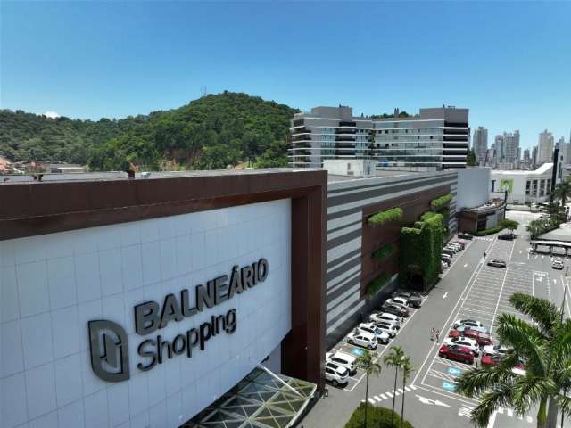 Apartamento em cima do Shopping Balneário! 2 suítes, 2 vagas! Só entrar e morar!