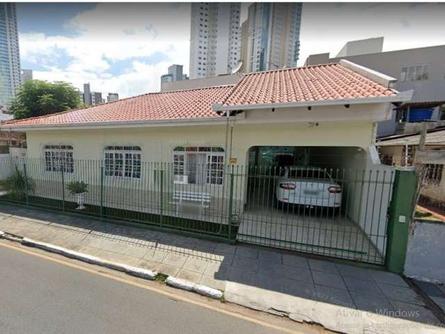 2 casas à venda no Centro de Balneário Camboriú! Piscina privativa!