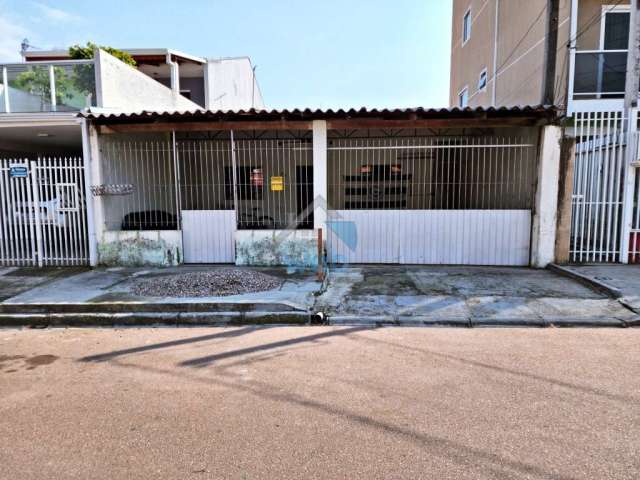 Casa à venda no Vitória Régia, com 02 quartos, 03 vagas cobertas de garagem e com construção em andamento nos fundos para quarto, cozinha e banheiro.