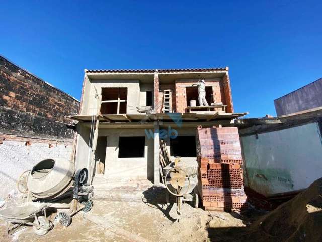 Sobrados com três quartos à venda na região do Vitória Régia, no Bairro CIC, em fase de construção.