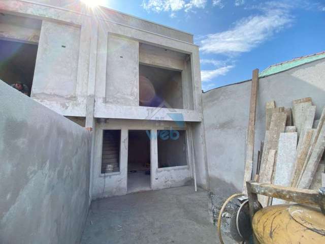 Sobrado à venda no Bairro Sítio Cercado, com 3 quartos (1 suíte), sala de estar/jantar, cozinha, lavabo e banheiro.