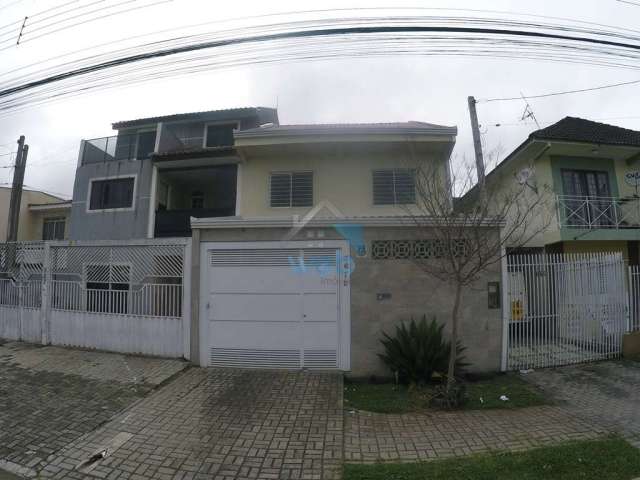 Sobrado para venda no Bairro CIC, com três quartos sendo um suíte, sala, cozinha ampla, móveis planejados, churrasqueira e fogão à lenha.