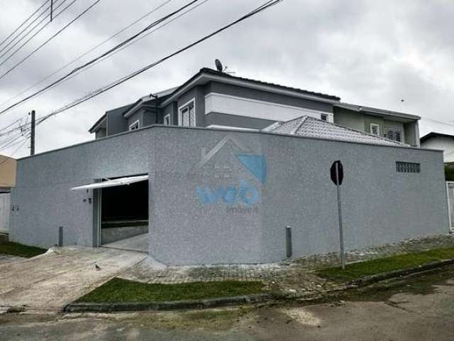 Sobrado de esquina à venda no Bairro Uberara, com três quartos (um suíte), sala de estar/jantar, cozinha, lavabo, garagem coberta para três carros.