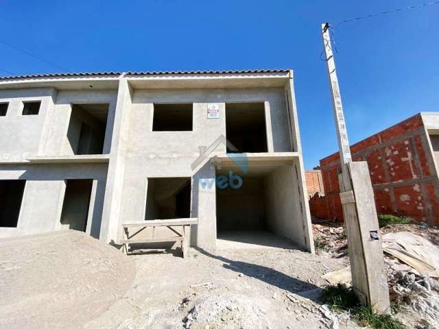 Sobrado com três quartos (um suíte) à venda na região do Vitória Régia, no Bairro CIC, com possibilidade de financiamento bancário.