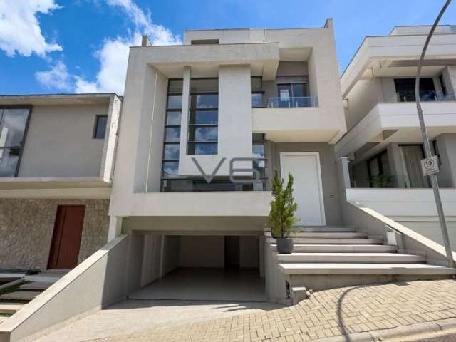 Casa alto padrão com 4 suítes, 340m² privativos, 3 vagas de garagem, no Santo Inácio, Curitiba - PR.