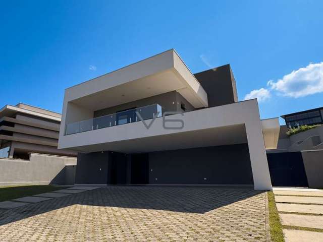 Casa Alto Padrão, 4 quartos sendo 3 suítes, 370 m² privativos, 6 vagas de garagem, no Alphaville, Pinhais - PR.