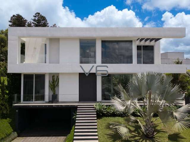 Casa alto padrão com 460m² privativos, 3 suítes, 4 vagas de garagem, no Campo Comprido, Curitiba - PR.