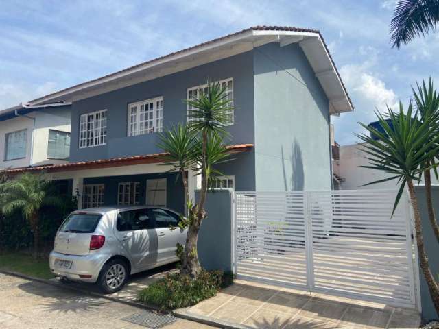 Sobrado a venda 3 quartos, 3 vagas de garagem no centro de Balneário Camboriú!!!