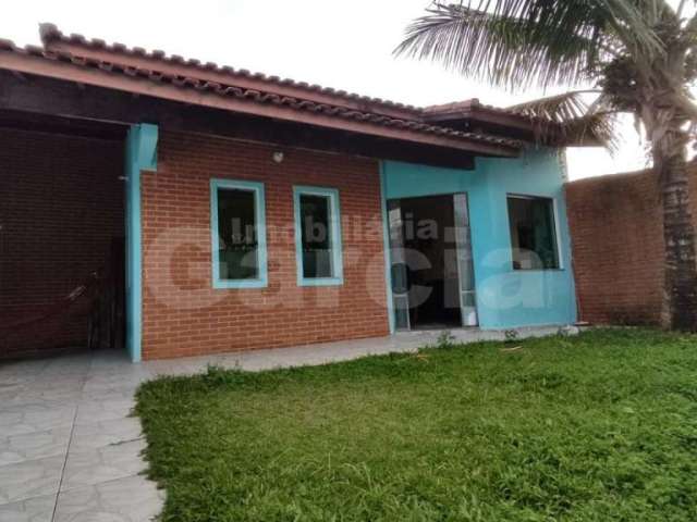 Casa em Peruíbe, com 2 dormitórios e edícula