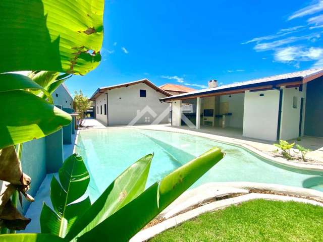 Casa com  piscina de areia em Peruíbe com 4 quartos sendo 2 suítes