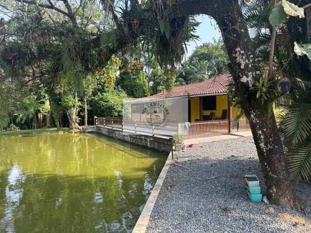 Sítio com 7.200 m2, escriturado, frente para o asfalto, com residência de 3 dormitórios, lago, aceita permuta