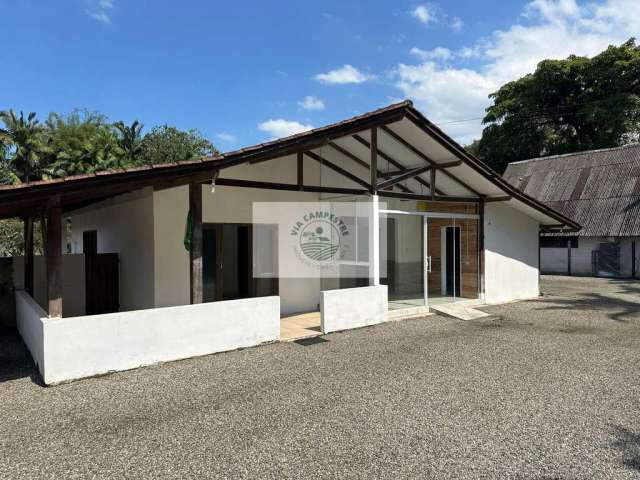 Sítio com 3.513 m², casa com 2 quartos, amplo rancho, frente para o asfalto