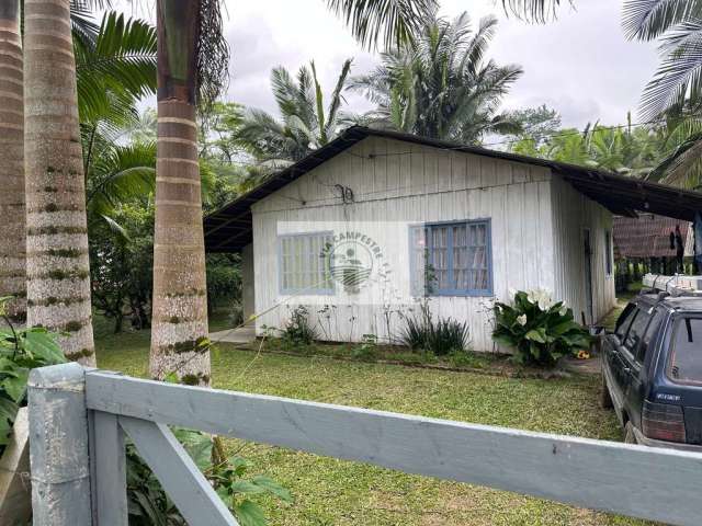 Sítio com 5.000 m², todo cercado, com casa de madeira de 3 quartos, rua sem saída