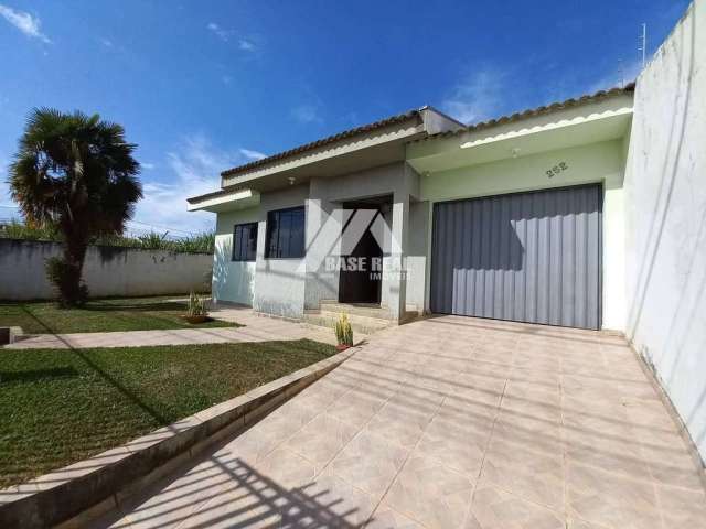 Casa com ótimo espaço de terreno