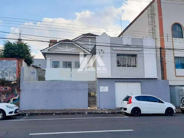 Casa ampla na região central, excelente para ponto comercial