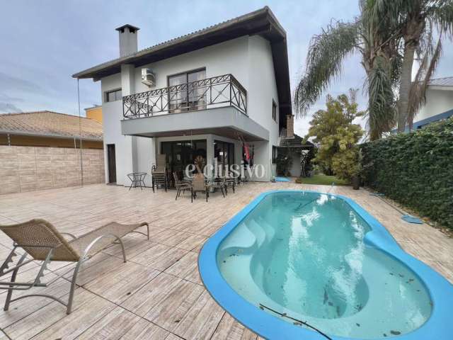 Ampla casa com 4 dormitórios e piscina