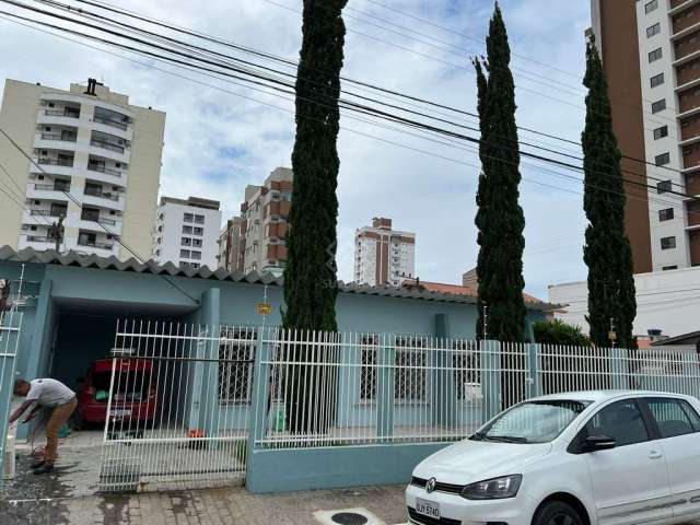 Casa de alvenaria com extensa área externa