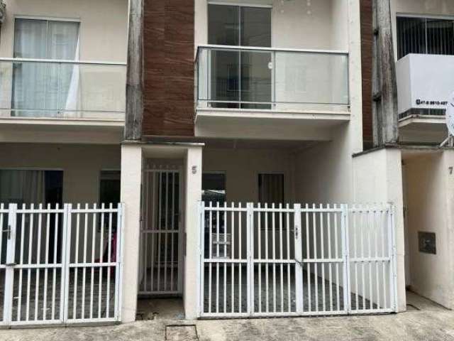 Casa com 1 quarto para alugar na Servidão Hilda Ponick, 5, Iririú, Joinville, 74 m2 por R$ 1.550