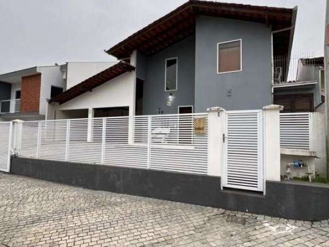 Casa com 2 quartos à venda na Rua Carlos Eberhardt, 254, Santo Antônio, Joinville, 213 m2 por R$ 1.300.000