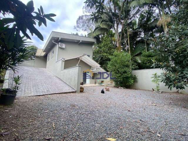 Casa com muita privacidade em terreno com 560.95 m²