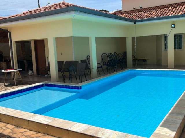 Vende-se Sobrado de Luxo - 3 Suítes - 2 casas - Piscina - Bairro Verdão