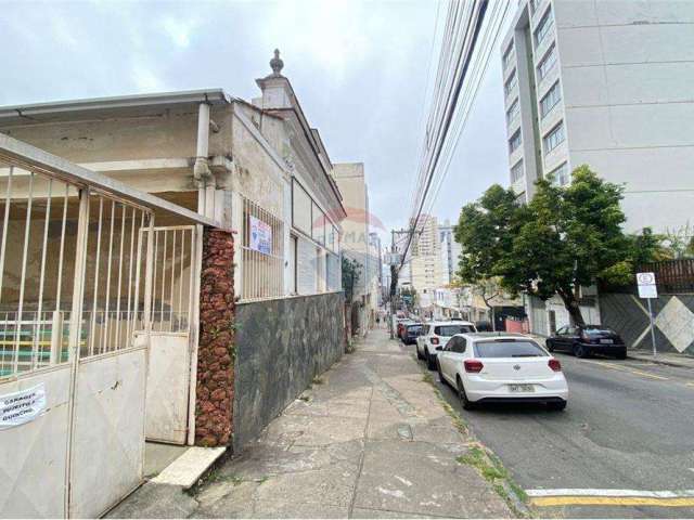 Casa para locação na Rua Floriano Peixoto com 15 cômodos , 9 banheiros, 3 áreas descobertas, 2 vagas de garagem no centro da cidade. Ponto comercial