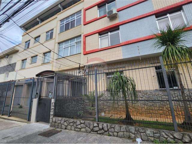 Apartamento de três quartos sendo uma suíte, plano com fácil acesso para cadeirante no Morro da Glória.