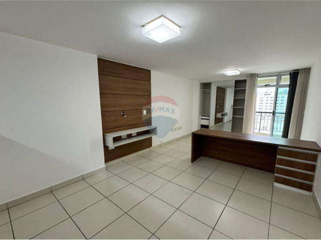 Apartamento flat com 1 quarto com armário, sala, cozinha e banheiro com armário e box, vaga de garagem e portaria 24 horas, área de lazer e piscina.