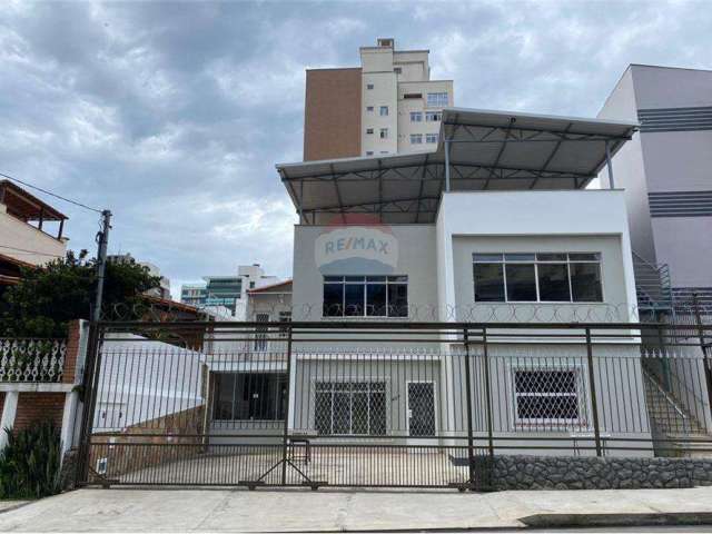 Casa comercial com aprox. 200m², Três pavimentos perfazendo um total de 500m² área construída.