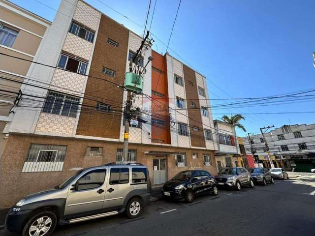 Apartamento de 2 quartos com 2 banheiros, lavanderia e despensa, rua plana no centro de Juiz de fora.