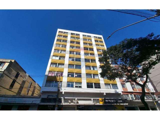 Apartamento de dois quartos no Centro de Juiz de Fora, com portaria 24 horas.