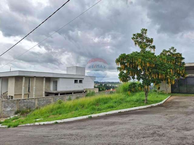 Perto do Centro, em condomínio fechado, lote com 602m, na parte alta, vista linda, em uma rua sem saída, tranquilidade e privacidade.