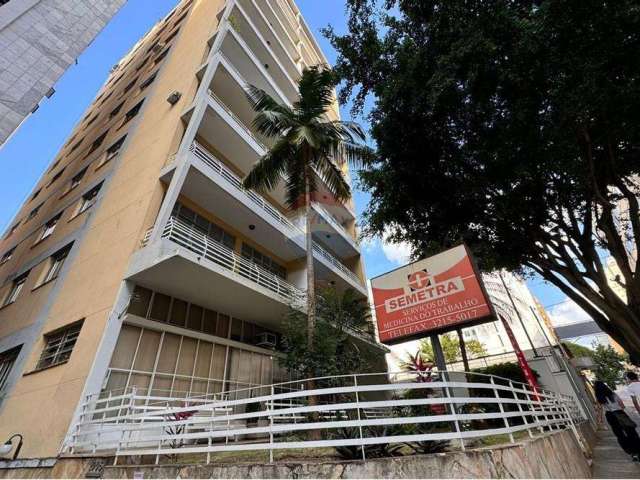 Apartamento com 3 quartos, 2 banheiros, varanda, dependência completa, 2 elevadores, portaria.